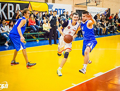 Студент 1 курса Илья Саратцев на соревнованиях по баскетболу