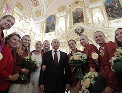 Владимир Путин с синхронистками, среди которых магистрантки факультета