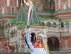 Магистрант Олеся Владыкина приняла участие в московском этапе эстафеты огня XXII зимних Олимпийских игр