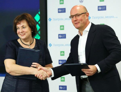 Декан факультета Е.В.Халипова и генеральный директор холдинга «Газпром-Медиа» Д.Н.Чернышенко (2018 г.)